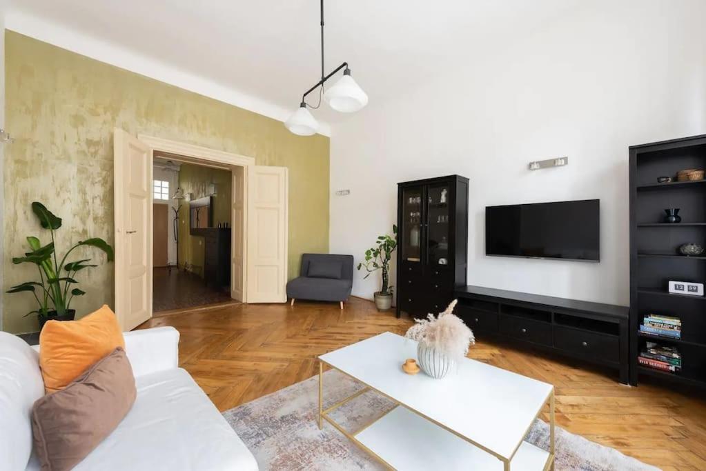 Spacious With Balcony At Wenceslas Sq Apartamento *