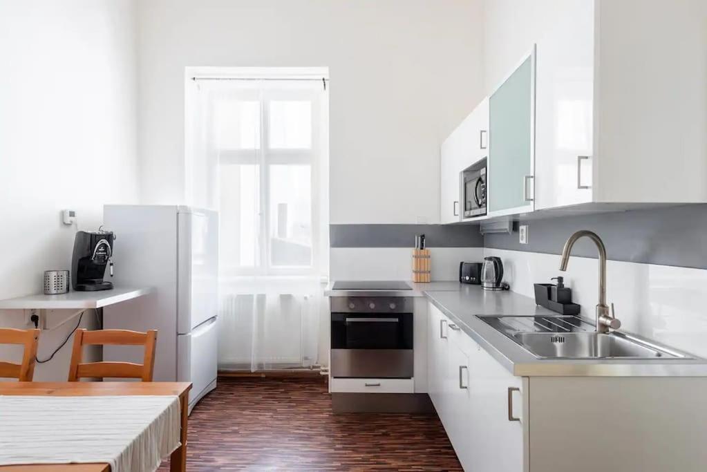 Apartamento Spacious With Balcony At Wenceslas Sq *