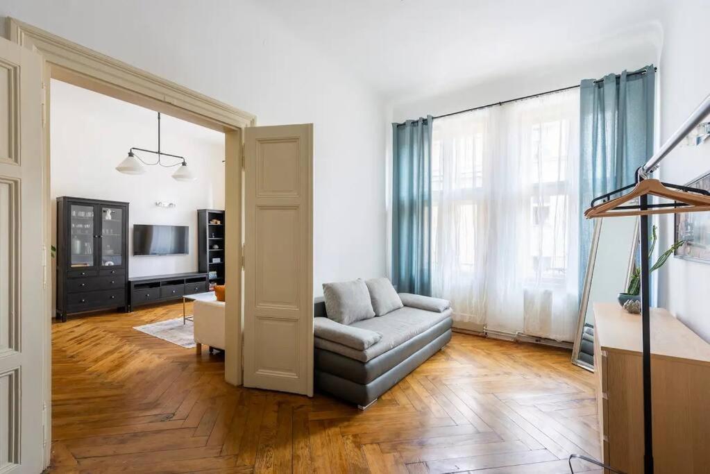 Spacious With Balcony At Wenceslas Sq Apartamento *